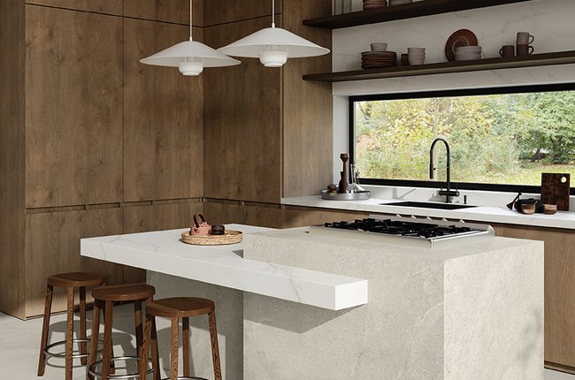 Cucina moderna con isola in gres effetto pietra