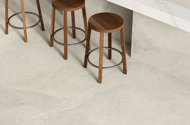 Dettaglio sgabelli e pavimento in gres