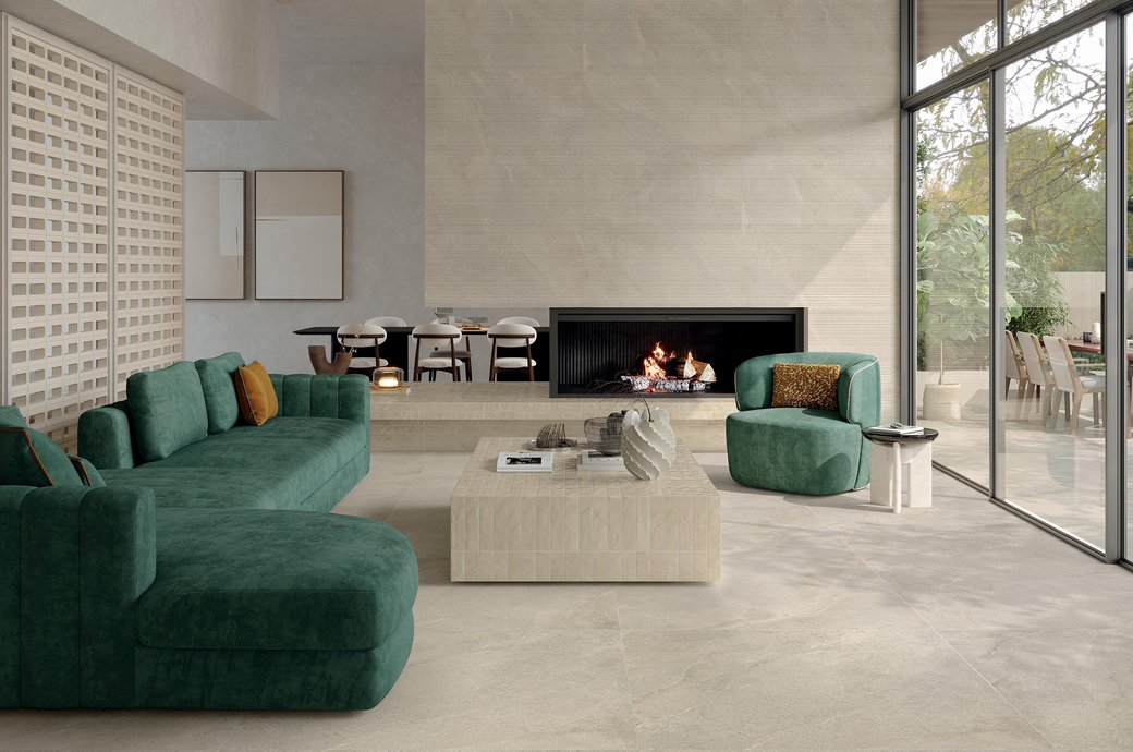 Terrazza esterna con pavimento in gres effetto pietra e tavolo da pranzo.