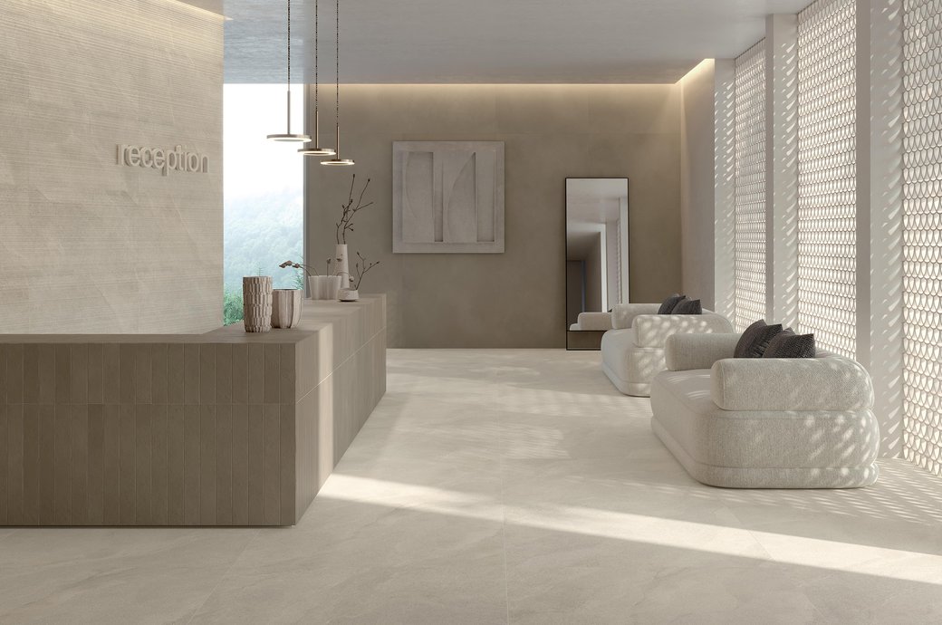 Terrasse extérieure avec sol effet pierre et table à manger.