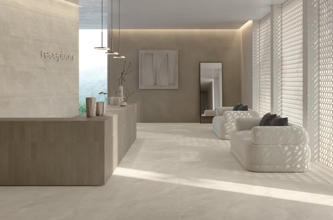 Réception moderne avec sol et murs effet pierre claire.