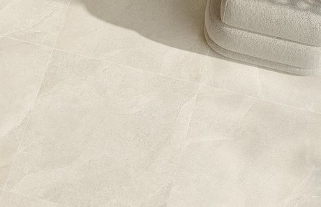 Réception avec mur céramique et décoration