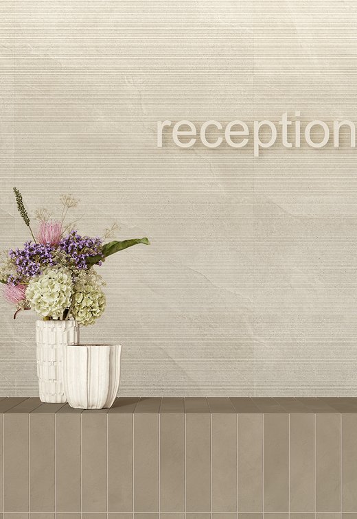 Деталь ресепшн с вазой и цветами