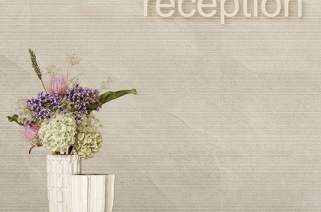 Detalle recepción con jarrón y flores