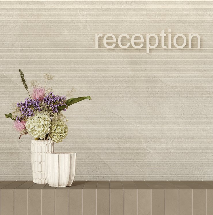 Détail réception avec vase et fleurs