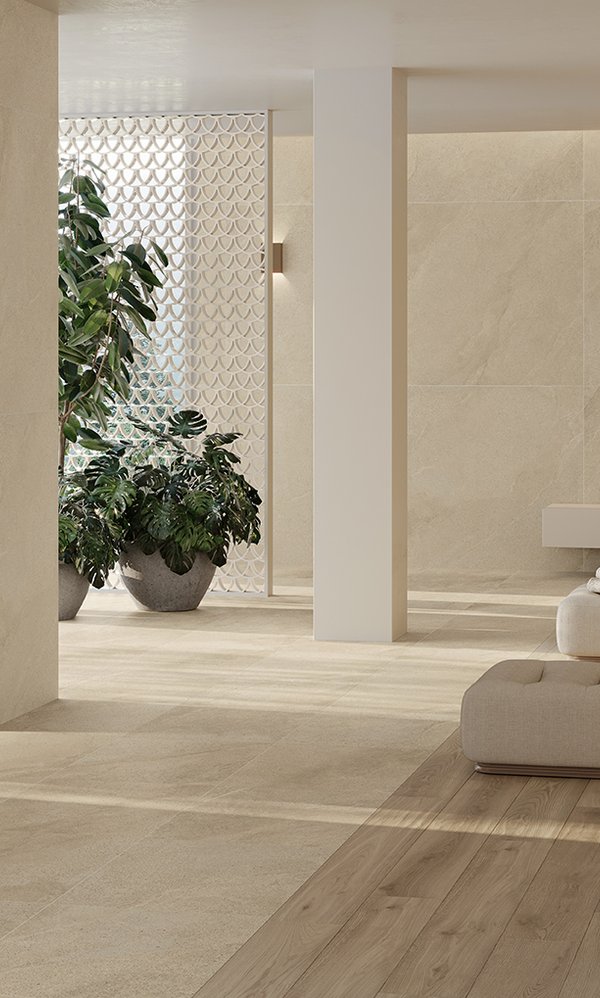 Terrazza esterna con pavimento in gres effetto pietra e tavolo da pranzo.
