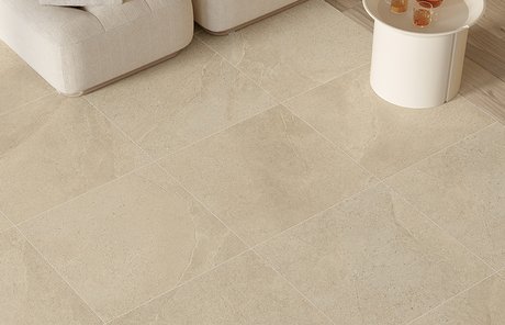 Zone détente spa avec chaise longue et carrelage