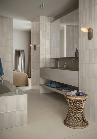Cocina moderna con paredes revestidas de azulejos beige brillantes.
