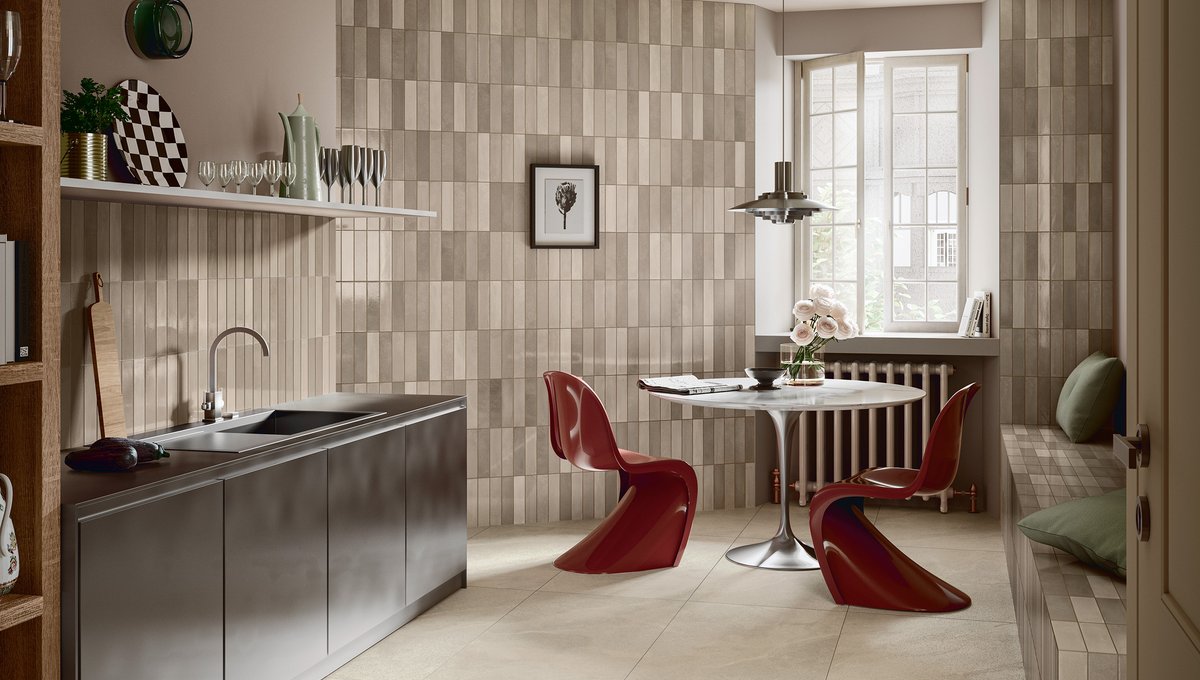 Современная кухня со стенами из глянцевой бежевой плитки.