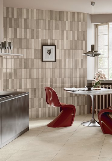 Cuisine moderne avec murs revêtus de carreaux beige brillants.
