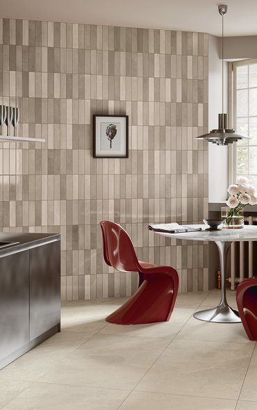 Cucina moderna con pareti rivestite in piastrelle beige lucide.