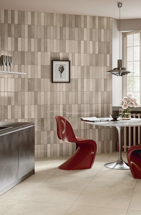 Cuisine moderne avec murs revêtus de carreaux beige brillants.