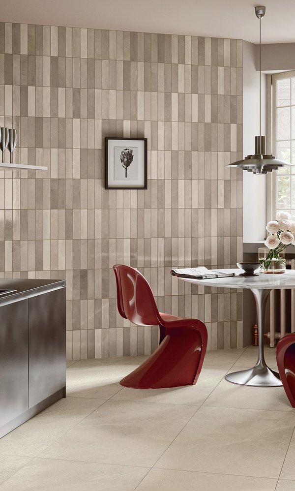 Cuisine moderne avec murs revêtus de carreaux beige brillants.