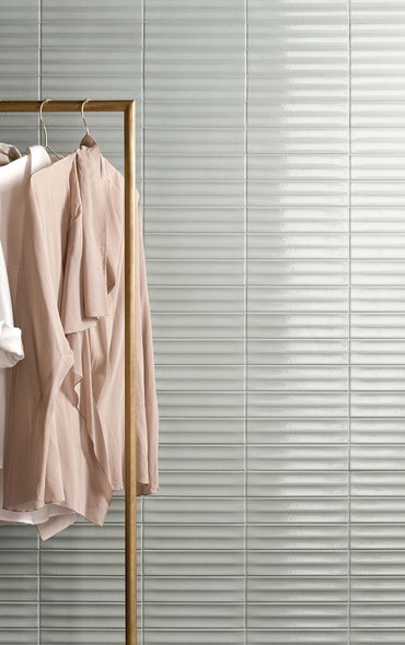 Bar in stile moderno con rivestimento effetto brick realizzato con collezione Marca Corona Miniature Rima Amanita e Caramello