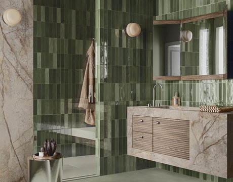 Ванная с глянцевой зеленой плиткой
