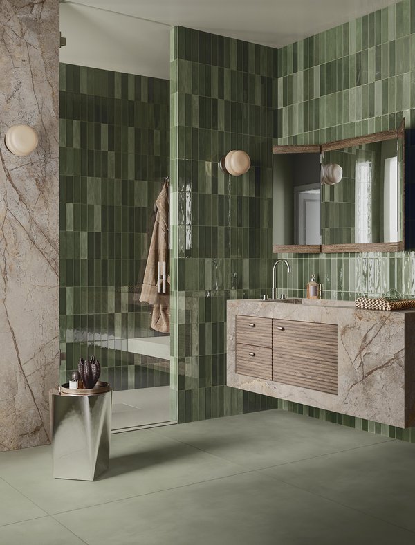Cuisine moderne avec murs revêtus de carreaux beige brillants.