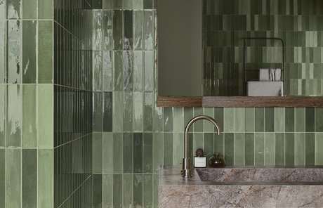 Salle de bain verte avec lavabo en pierre