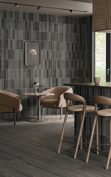 Cuisine moderne avec murs revêtus de carreaux beige brillants.