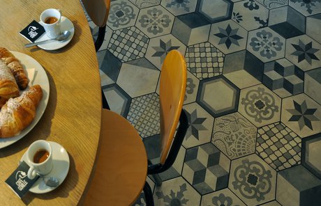 Кафе «Gorille»: Marca Corona porcelain stoneware tiles