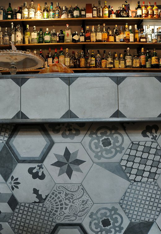 Café Gorille: Marca Corona porcelain stoneware tiles