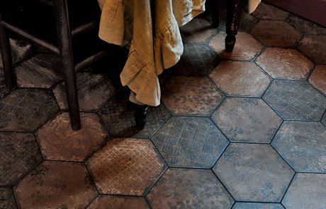 Trattoria La Montanara: Marca Corona porcelain stoneware tiles
