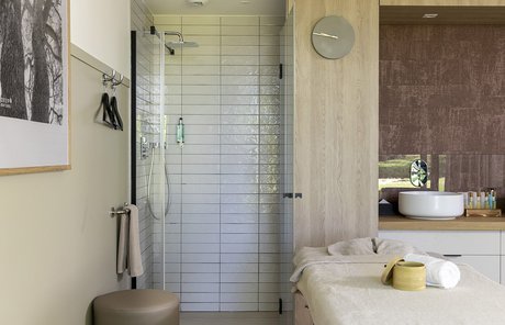 Deep Natural Spa - Hotel Mercure Coudray в Монсо: Marca Corona porcelain stoneware tiles