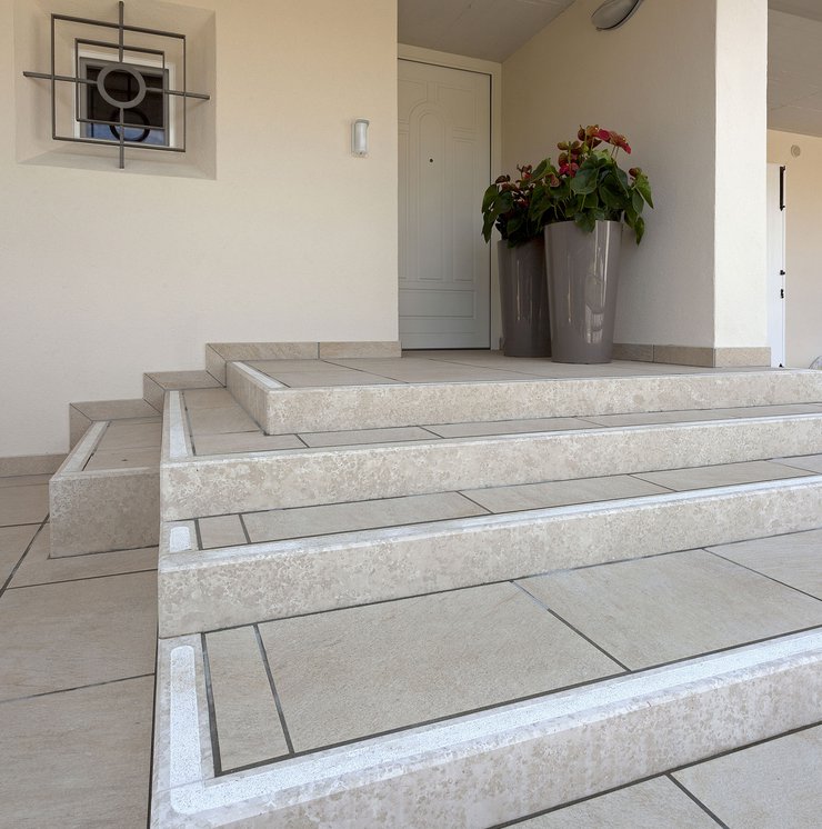 Residence in Altavilla Vicentina: Marca Corona porcelain stoneware tiles