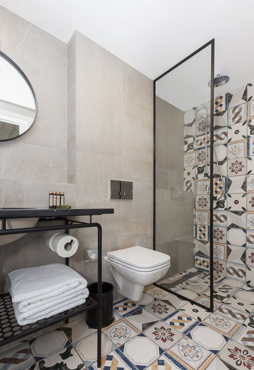 Hotel Indigo Filipa: Marca Corona porcelain stoneware tiles