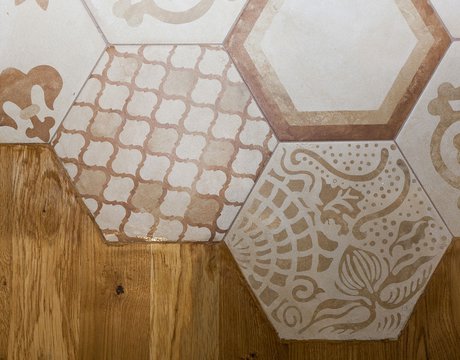 Wohnung in Vomero: Marca Corona porcelain stoneware tiles