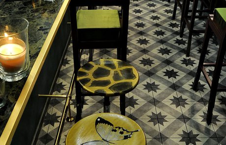 Бар Bizarre Cocktail Boutique: Marca Corona porcelain stoneware tiles
