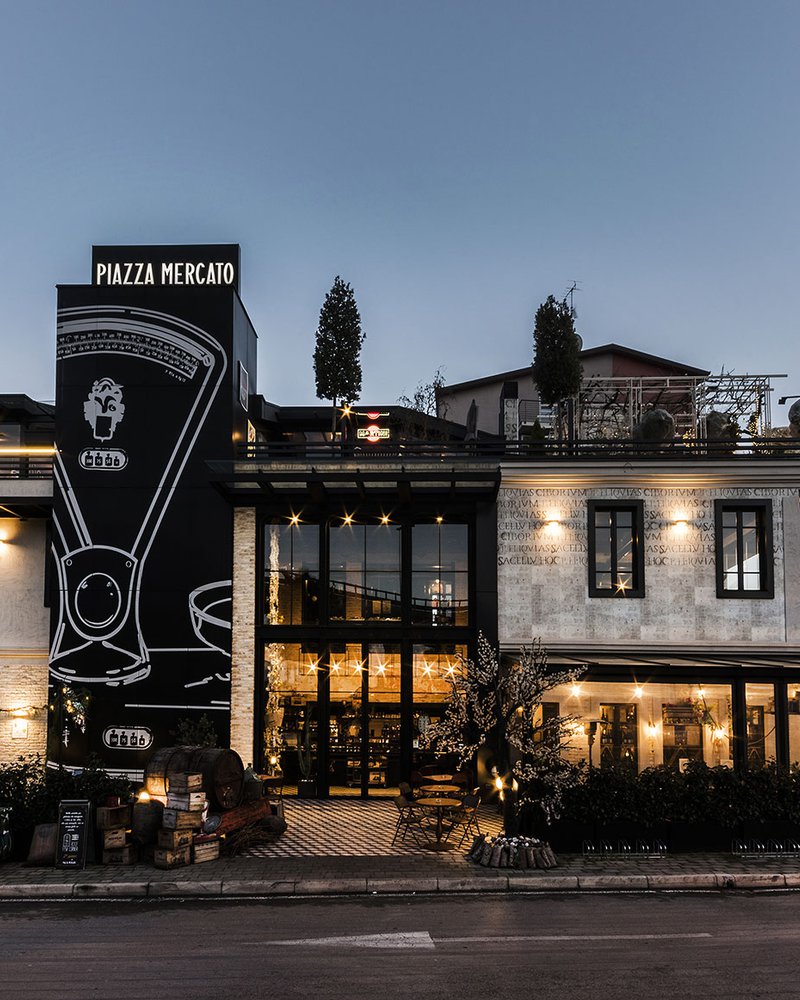 Interior decoration: Piazza Mercato restaurant