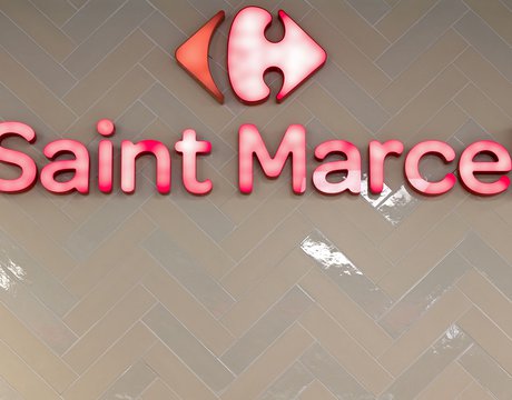 Carrefour Saint Marcel: Marca Corona porcelain stoneware tiles