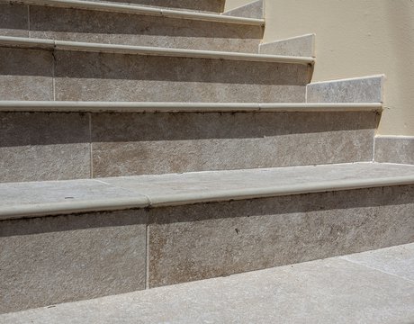 Résidence vénitienne: Marca Corona porcelain stoneware tiles