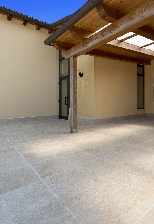 Residence with terrace: Marca Corona porcelain stoneware tiles