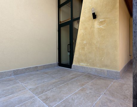 Residencia con terraza: Marca Corona porcelain stoneware tiles