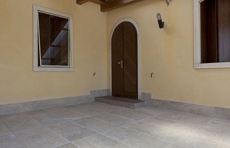 Residencia con terraza: Marca Corona porcelain stoneware tiles