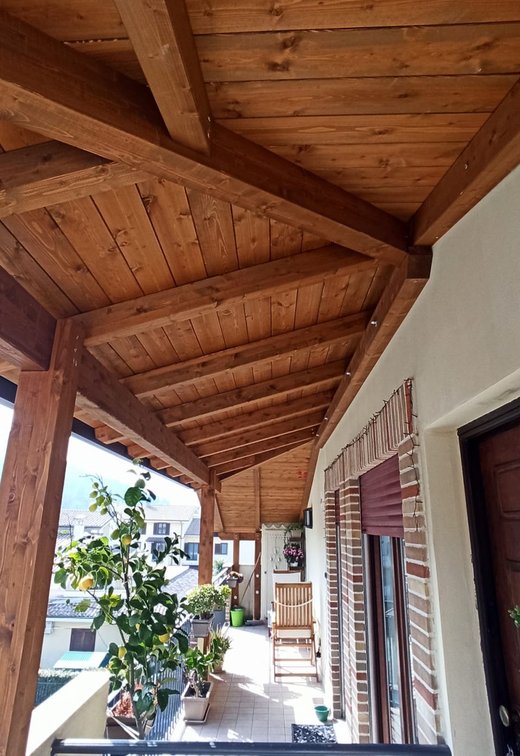 Wooden Roof House: piastrelle in gres porcellanato Marca Corona
