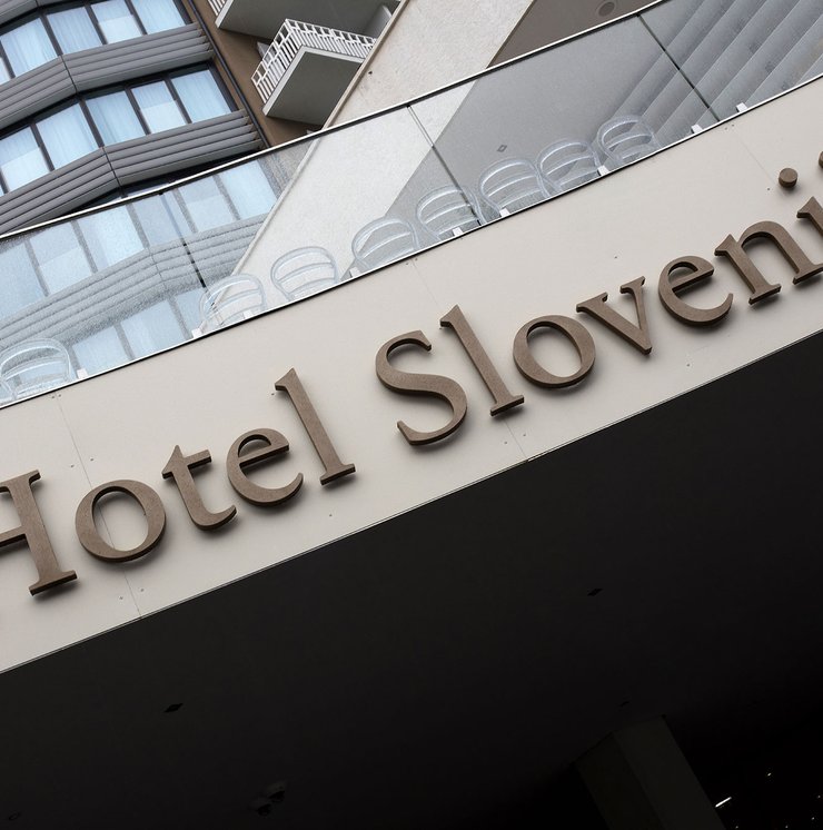 Hotel Slovenija - Lifeclass: piastrelle in gres porcellanato Marca Corona